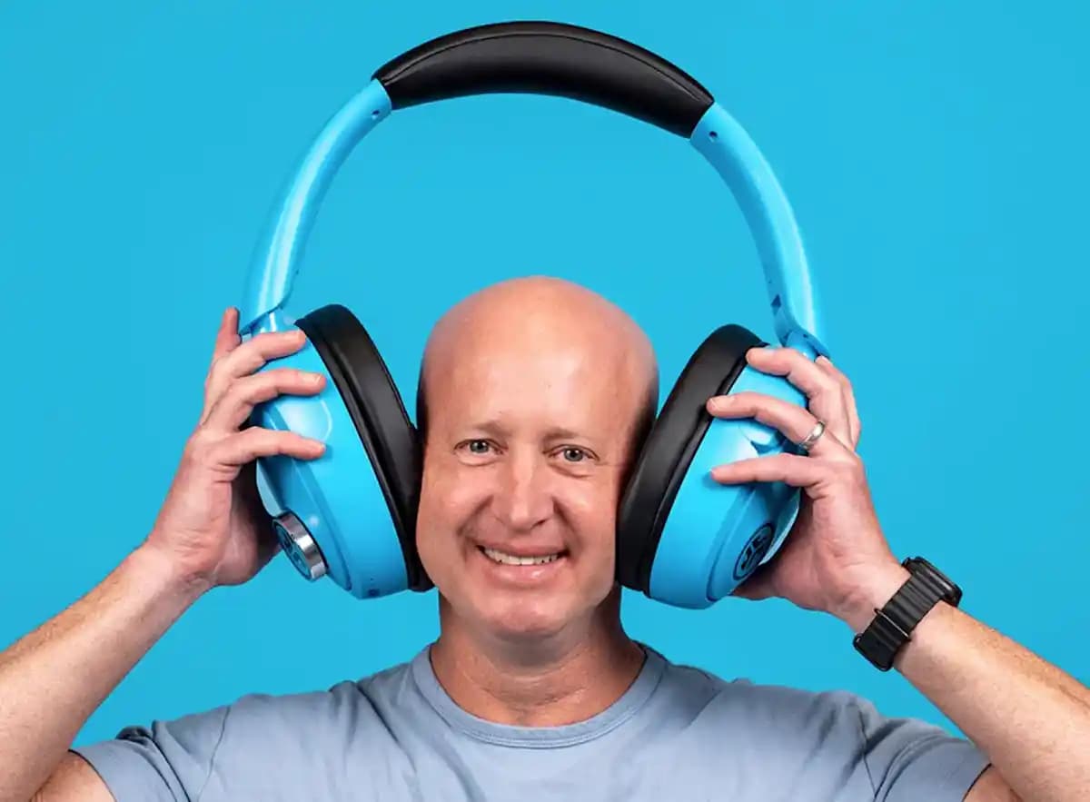 JLab'in Abartılı Boyuttaki Bluetooth Hoparlörlerinin Tasarımı ve Kamu Alanlarındaki Etkileri