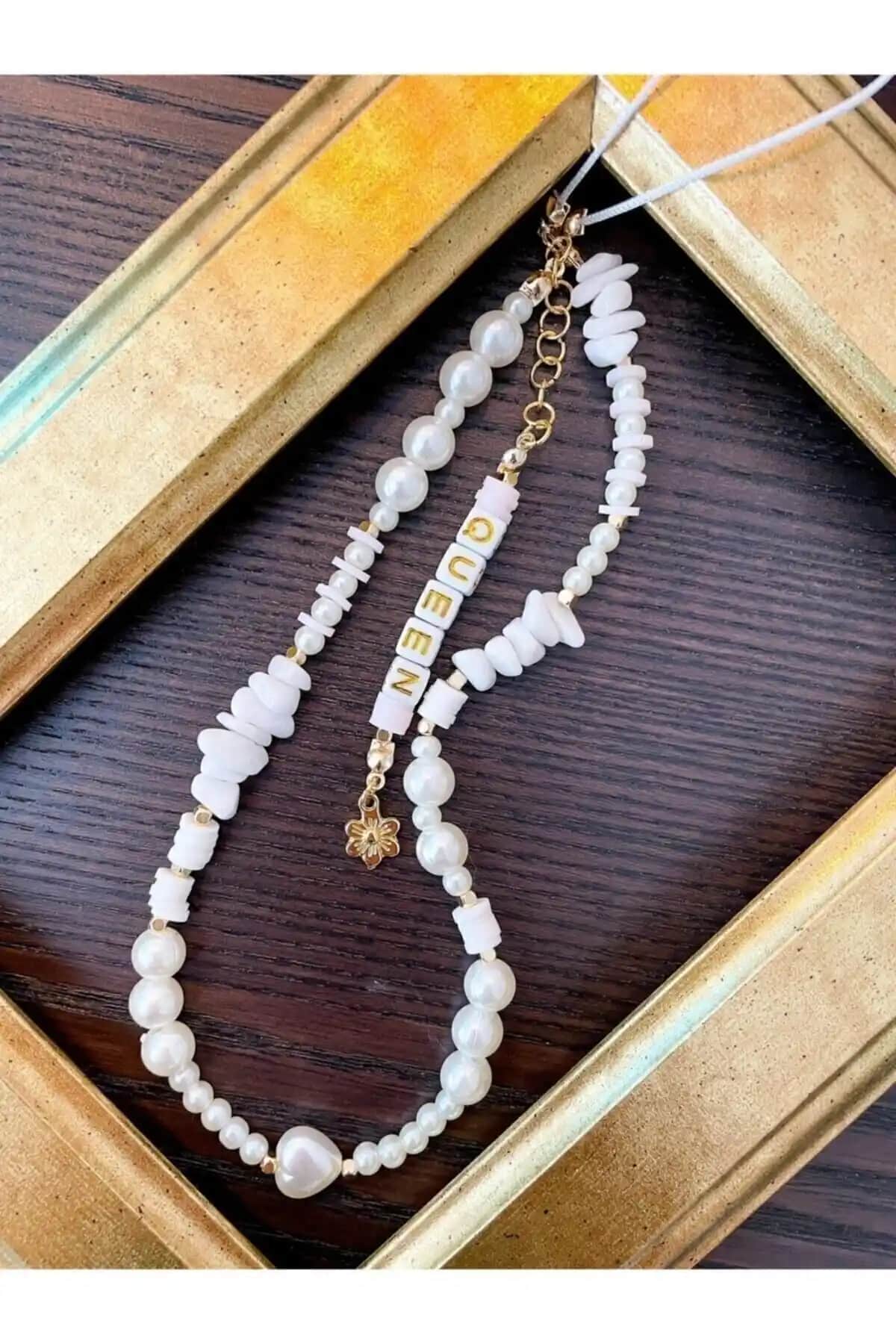 LOVELYCOLLECTİON Quenn Yazılı Taşlı Telefon Askısı: Şıklık ve İşlevselliğin Buluşması