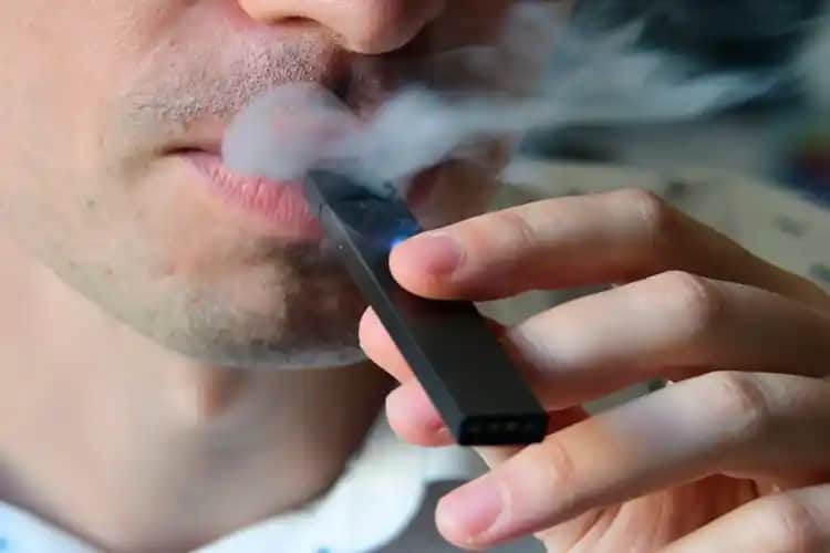 Uçağa Elektronik Sigara Alınır mı? Güncel Kurallar ve Güvenlik Önlemleri