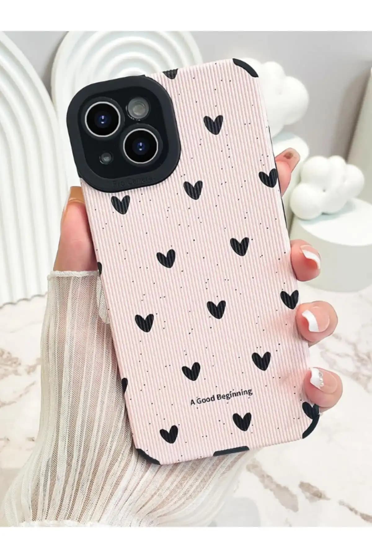 iPhone 15 uyumlu siyah kalp desenli silikon kılıf ile şıklık ve koruma sağlama