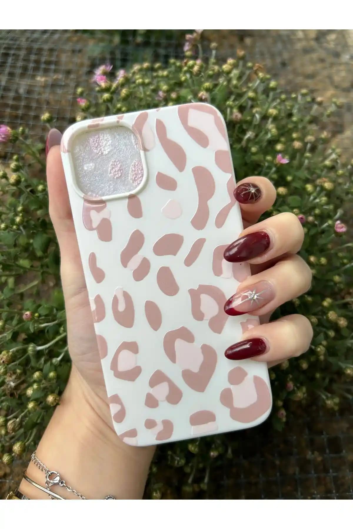 OVADA'nın Pembe Leopar ve Kamera Korumalı Kılıf Karşılaştırması