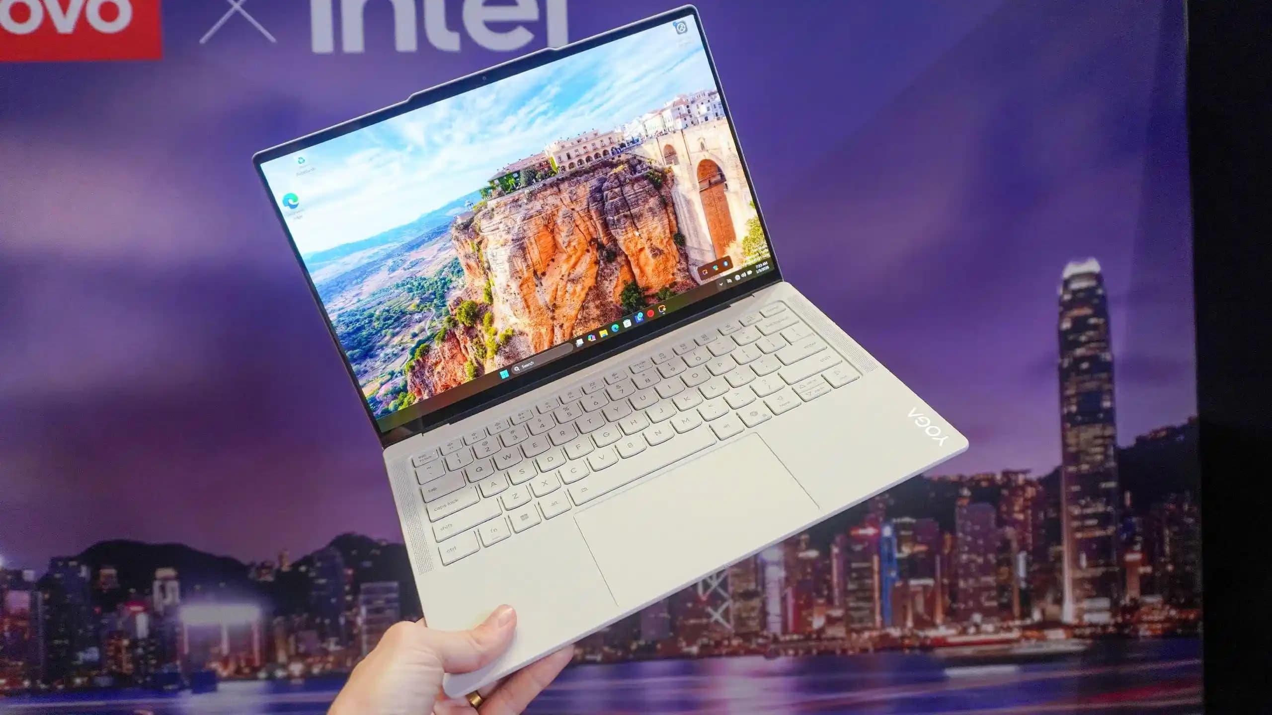 Intel'in RAM Stok Yönetimi ve Dizüstü Bilgisayar Piyasasındaki RAM Krizi Analizi