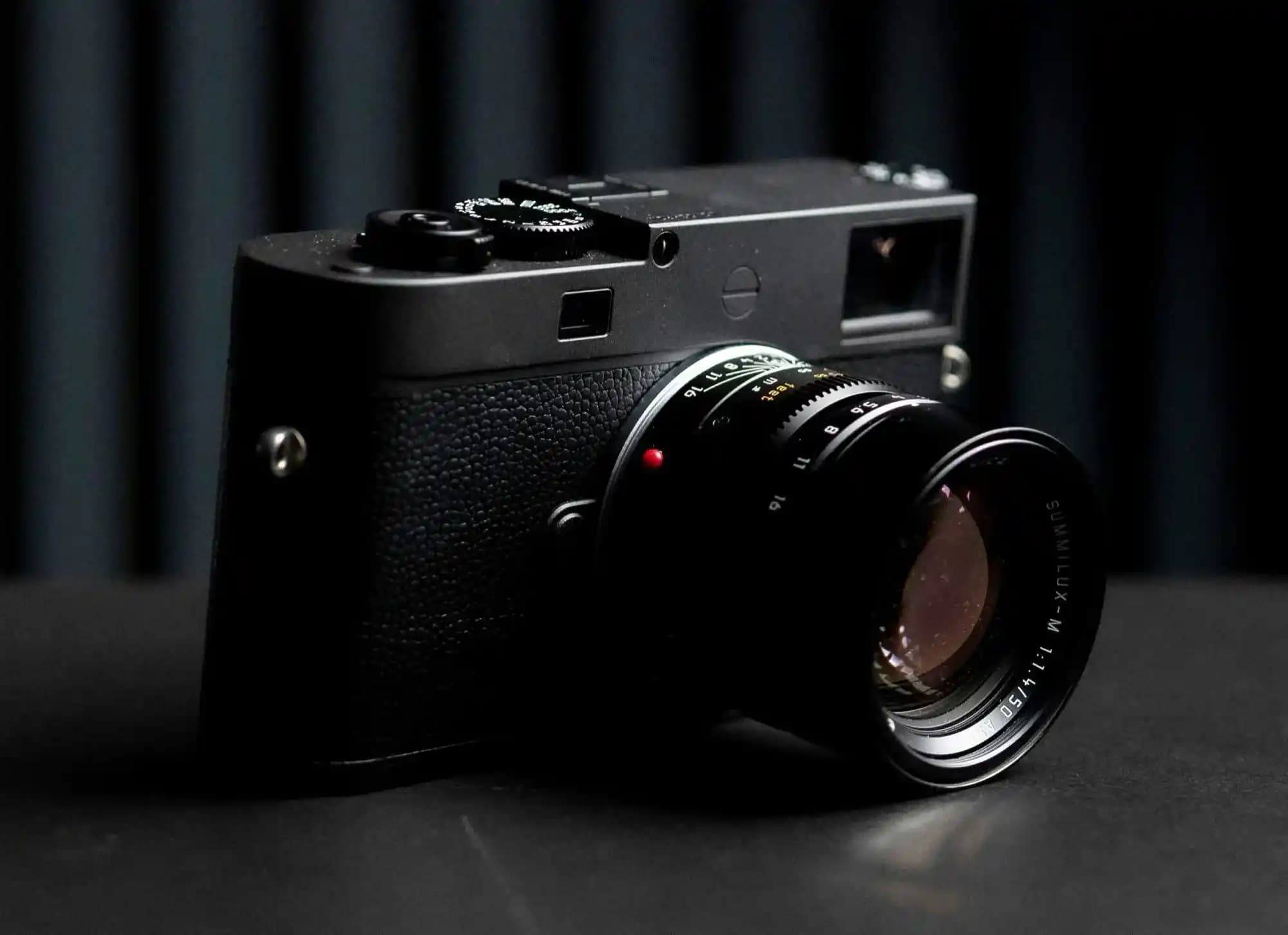 Leica M12'nin Almanya Üretimi Tam Kare Sensörü ve Sony Alternatifi Üzerine Analiz