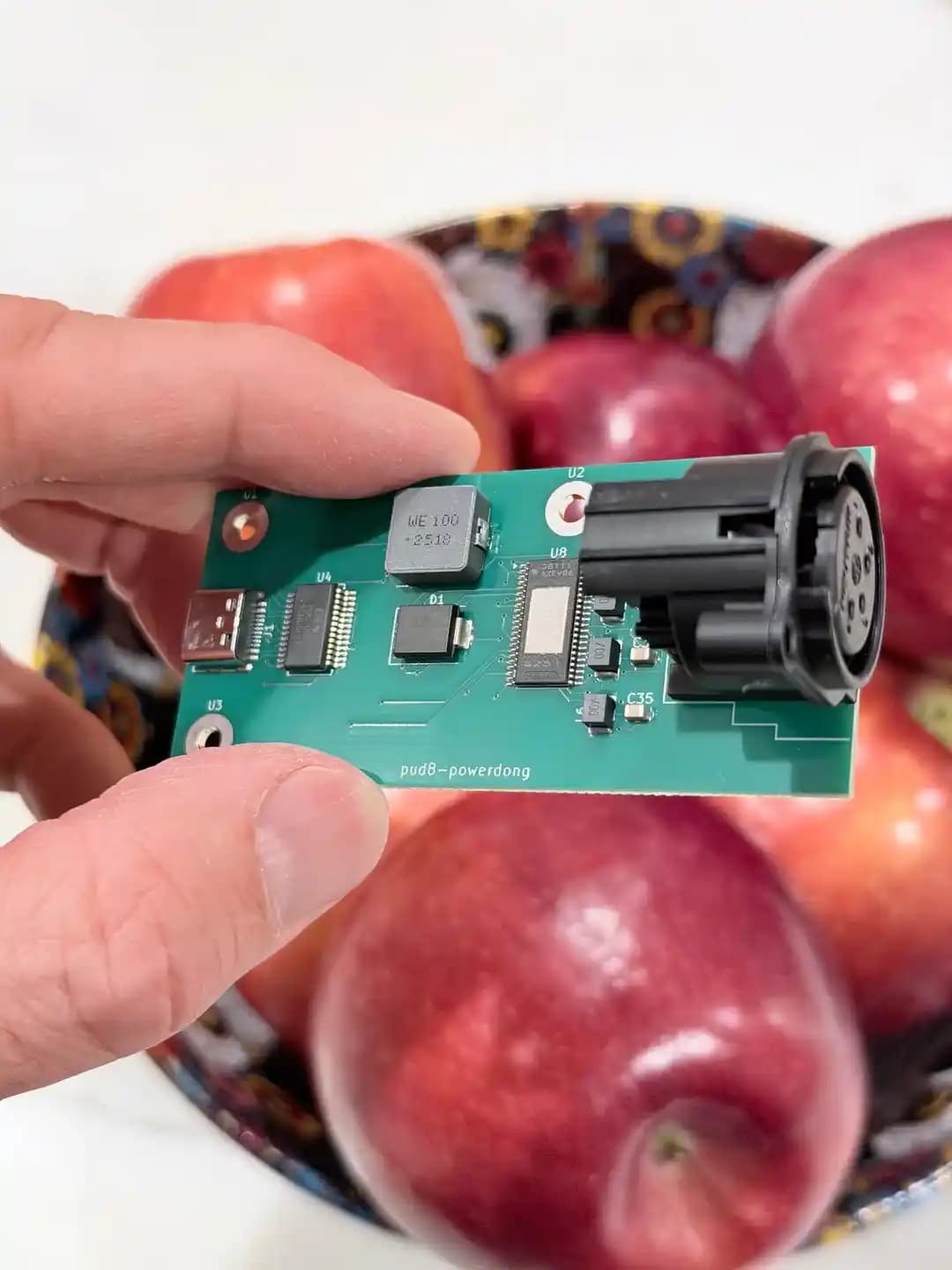 Power Dong: Apple Dongle'dan 200 Kat Daha Güçlü Yüksek Performanslı Kulaklık Adaptörü Tasarımı