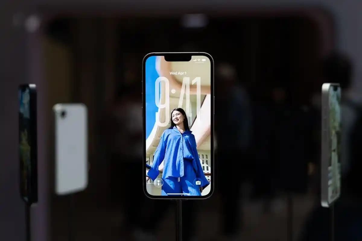 Apple'ın Liquid Glass Arayüz Tasarımı ve iOS 26 Kullanıcı Deneyimi Üzerindeki Etkileri