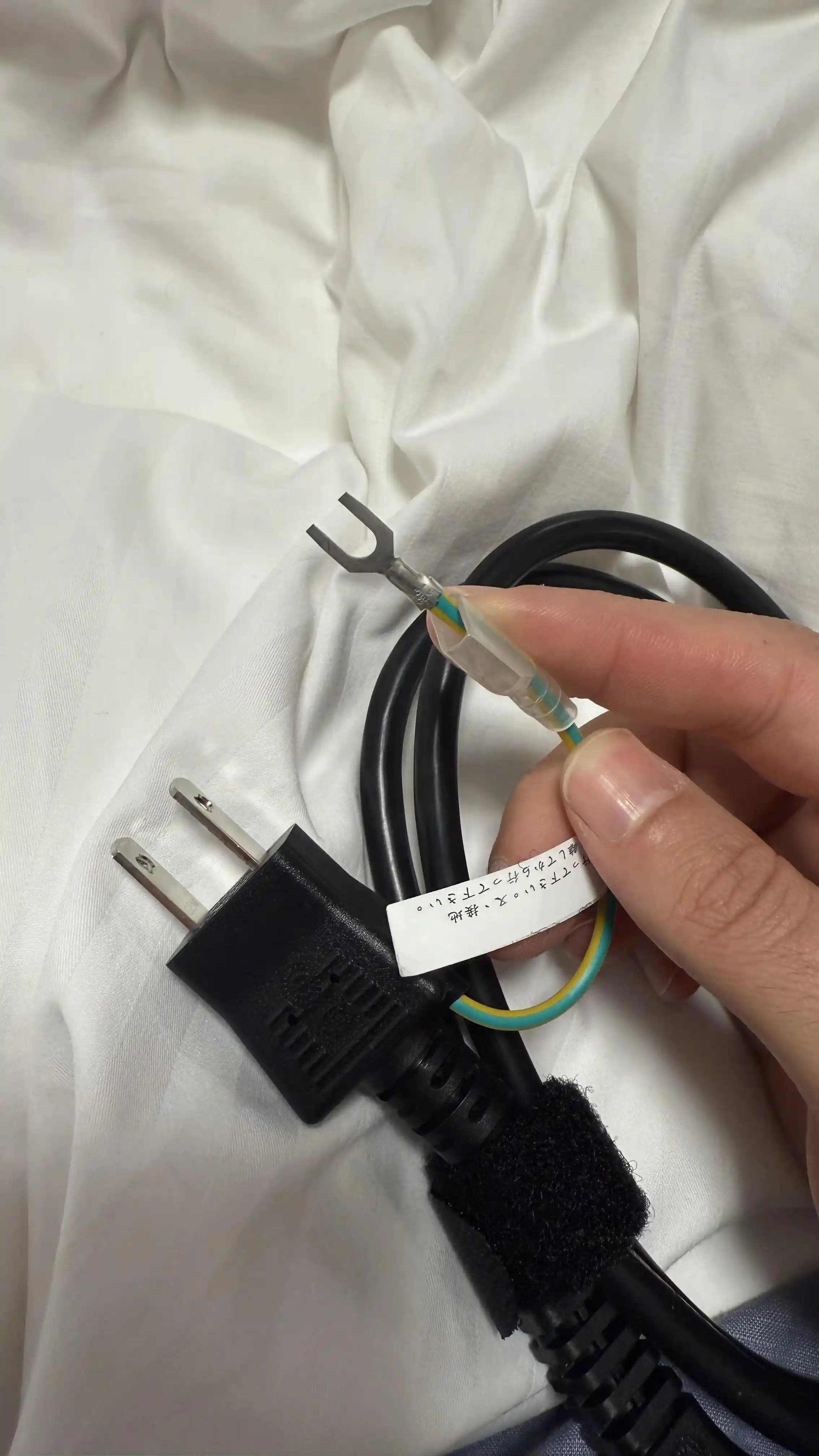 Japonya'dan Alınan Asus TUF 15 Laptop Şarj Aletindeki Topraklama Kablosunun Güvenlik ve Uyumluluk Özellikleri