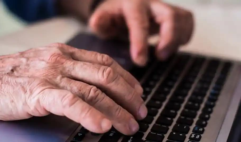 Yaşlılar İçin Tablet Seçimi ve Kullanım Kolaylığı Sağlama Yöntemleri Üzerine Rehber