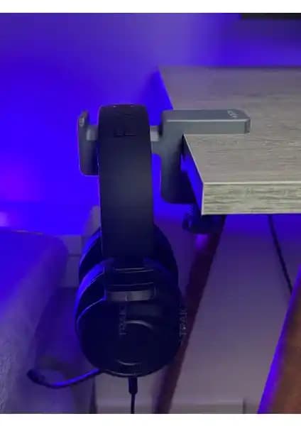 Trak3D Güçlü Gri Kulaklık Standı Modern ve Dayanıklı Tasarımıyla Öne Çıkıyor