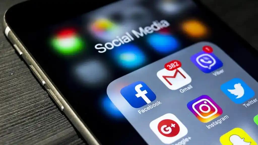Akıllı Telefonlarda HD Ekran Teknolojisi ve Çözünürlük Seçenekleri Üzerine İnceleme