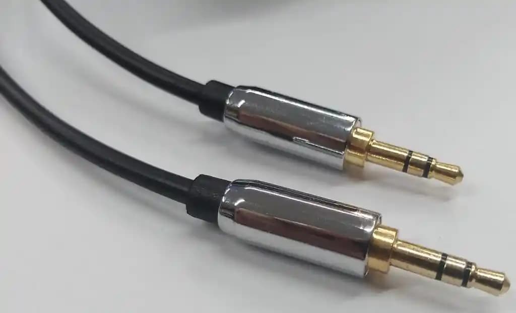 Kaliteli Aux Kablosu Seçimi: Ses Deneyiminizi Üst Seviyeye Taşıyacak İpuçları