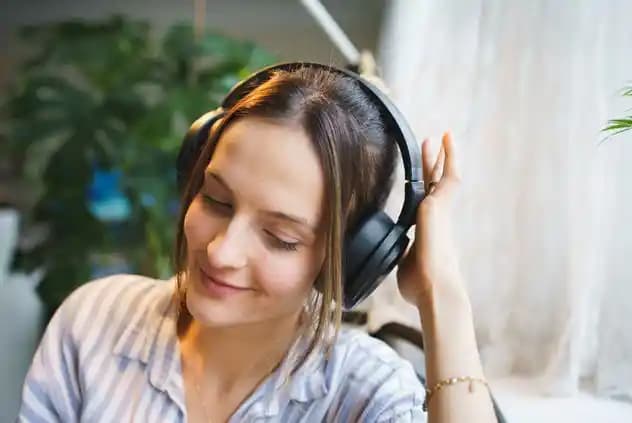 Kulaklıkta 'R' Harfi ve Sağ Kulak Kullanımı: Doğru Ses Deneyimi İçin Rehber