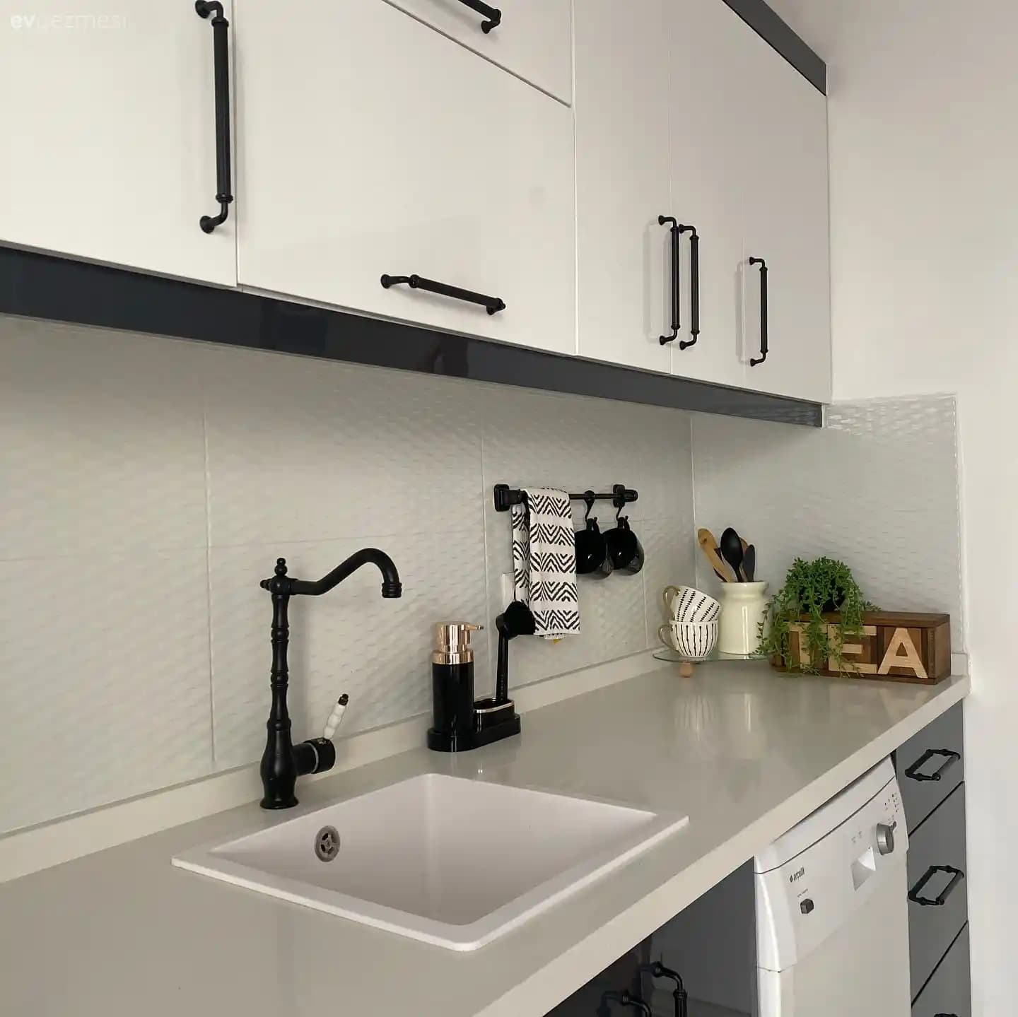 Saraydaroğlu Aksesuar: Kaliteli ve Şık Teknoloji Ürünleriyle Cihazlarınızı Koruyun