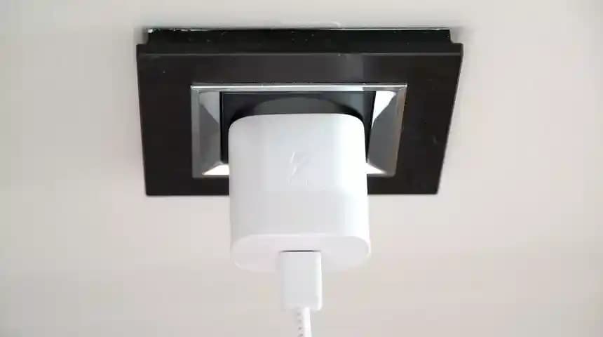 Şarj Aletinden Gelen Cızırtı Sesi: Nedenleri, Riskleri ve Etkili Çözümler