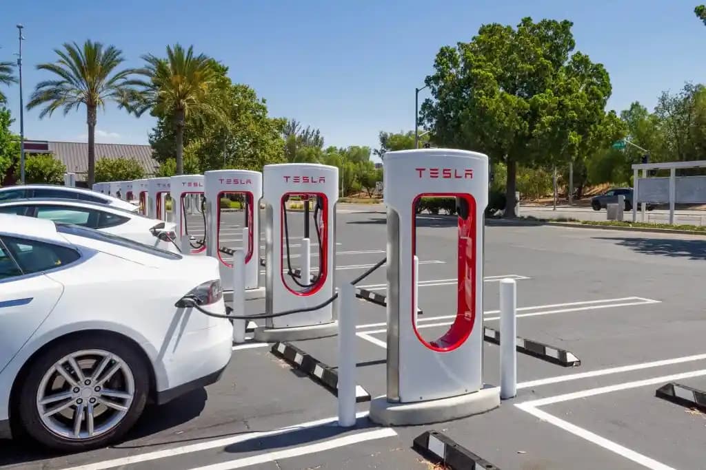 Tesla Elektrikli Arabaların Şarj Süresi ve Altyapısı: Supercharger ve Ev Şarj İmkanları