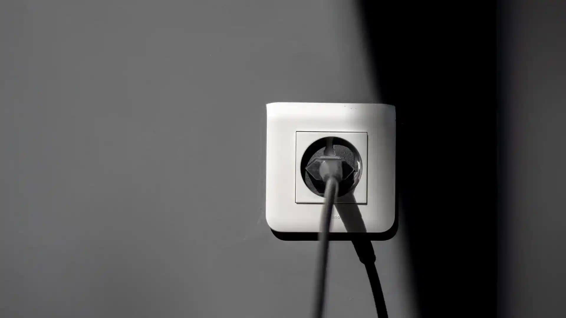 UPS Priz Nedir ve Akıllı Cihazlarınızı Korumanın Temel Yolları