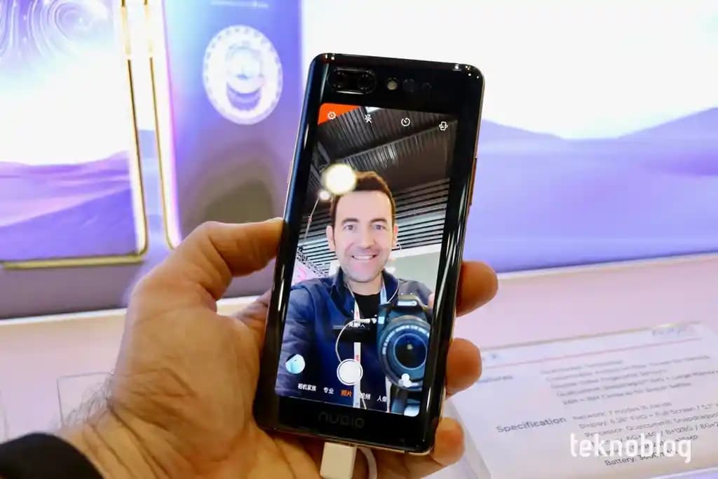 2024 Yılında Arka Ekranlı Telefonlar: Teknolojide Yeni Bir Dönem Başlıyor