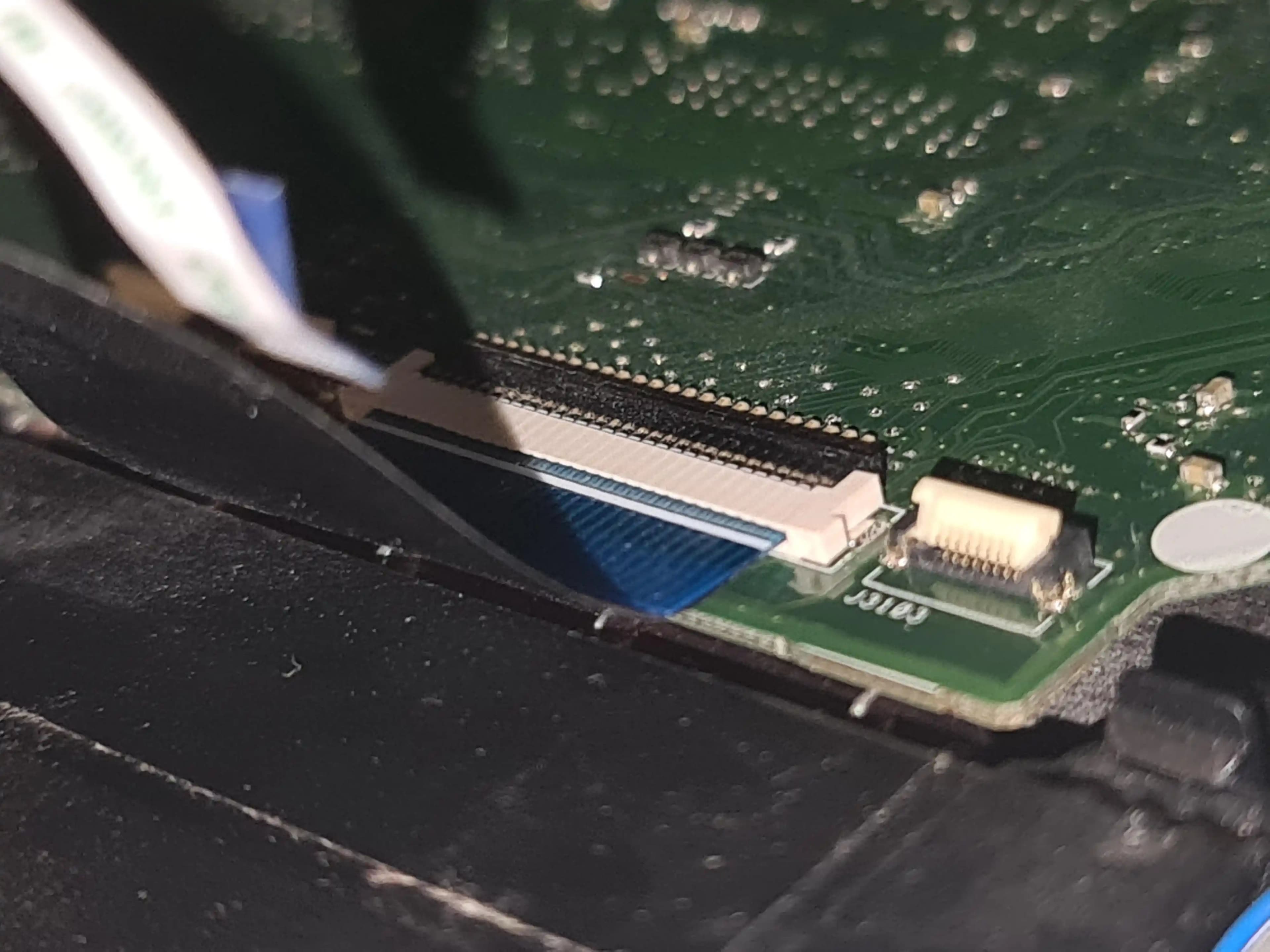 Laptop Flex Kablo Bağlantısını Güvenli Şekilde Sökme Yöntemleri ve Kilit Mekanizması