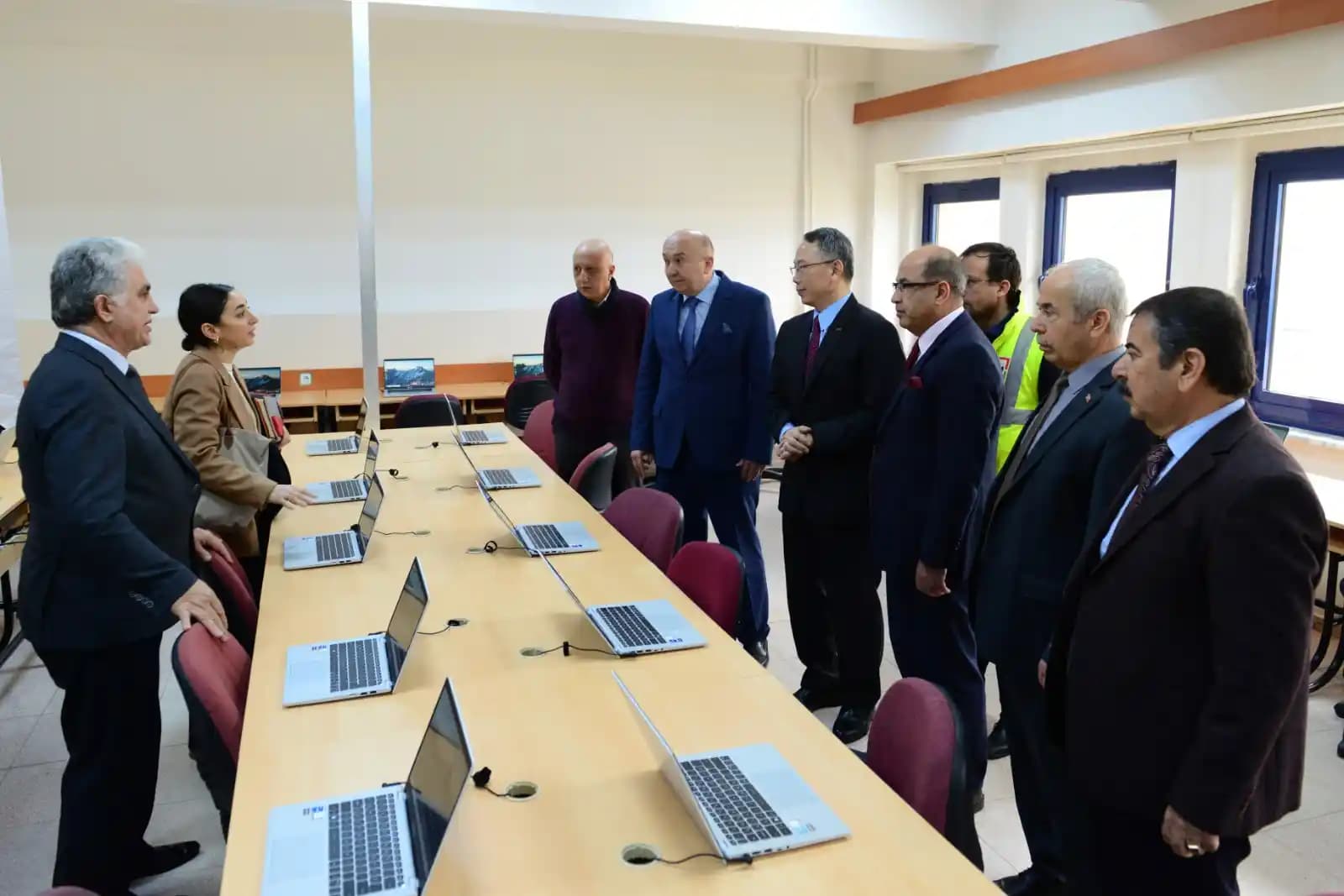 Üniversite İçin MacBook mu Windows Laptop mu? Performans, Uyumluluk ve Bütçe Karşılaştırması