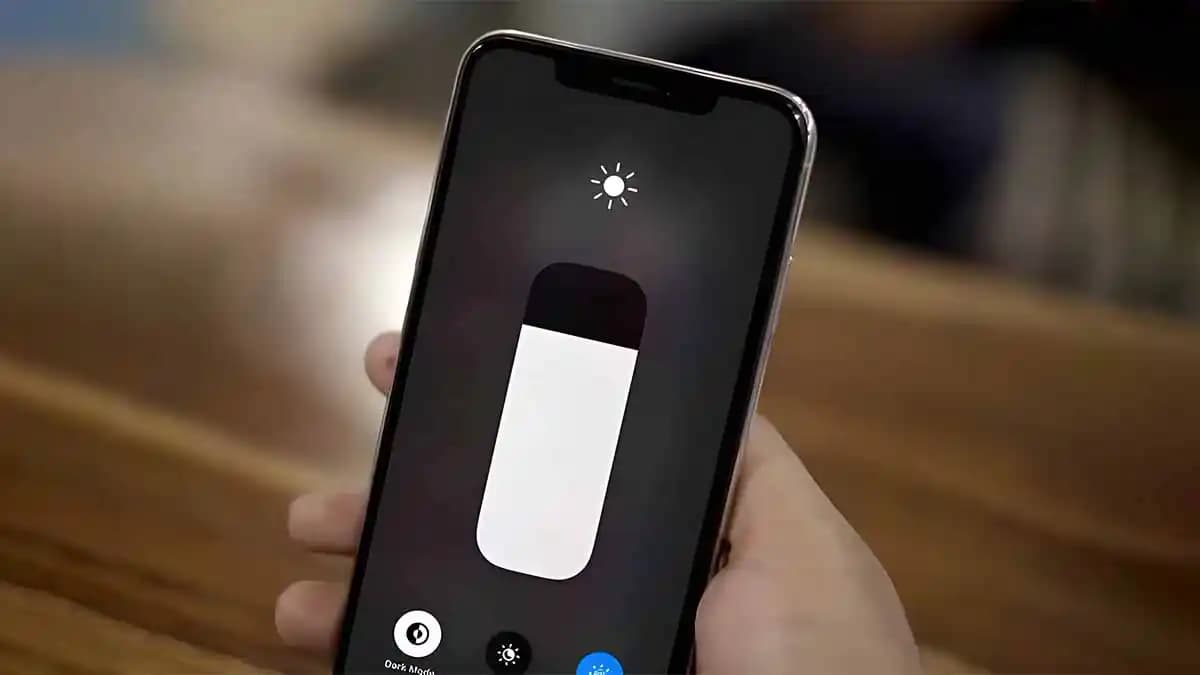 iPhone Ekran Parlaklığının Kendiliğinden Kısılması Sorunu ve Çözüm Yöntemleri