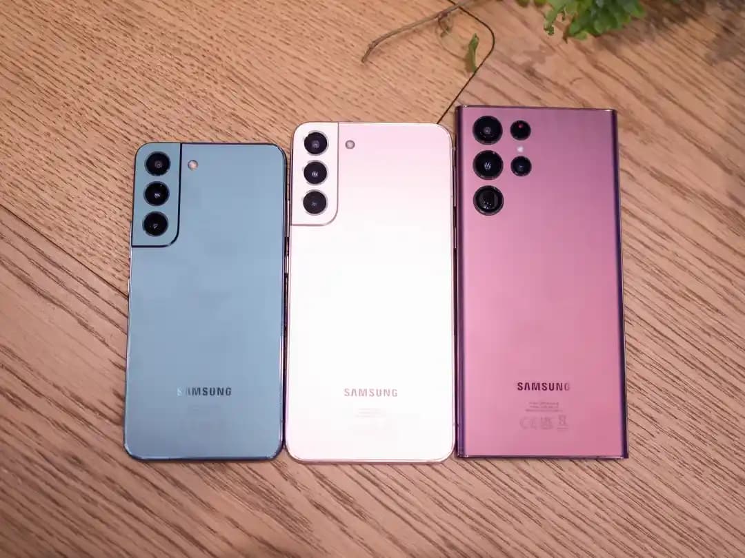 Samsung Galaxy S22 ve S22 Ultra Karşılaştırması: Tasarım, Kamera ve Performans Özellikleri