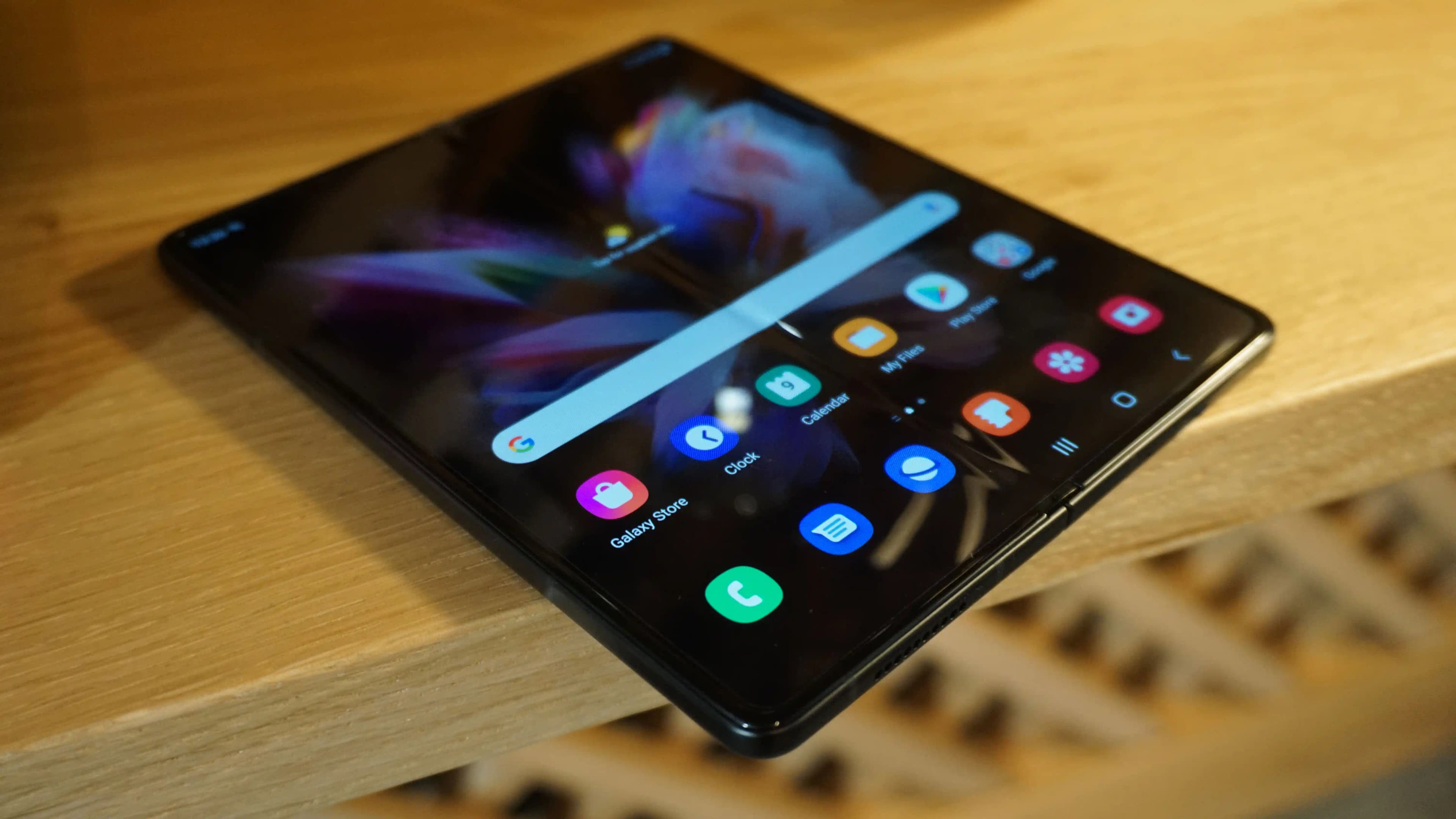 Samsung Galaxy Z Fold 3: Katlanabilir Ekran Teknolojisiyle Yenilikçi Mobil Deneyim