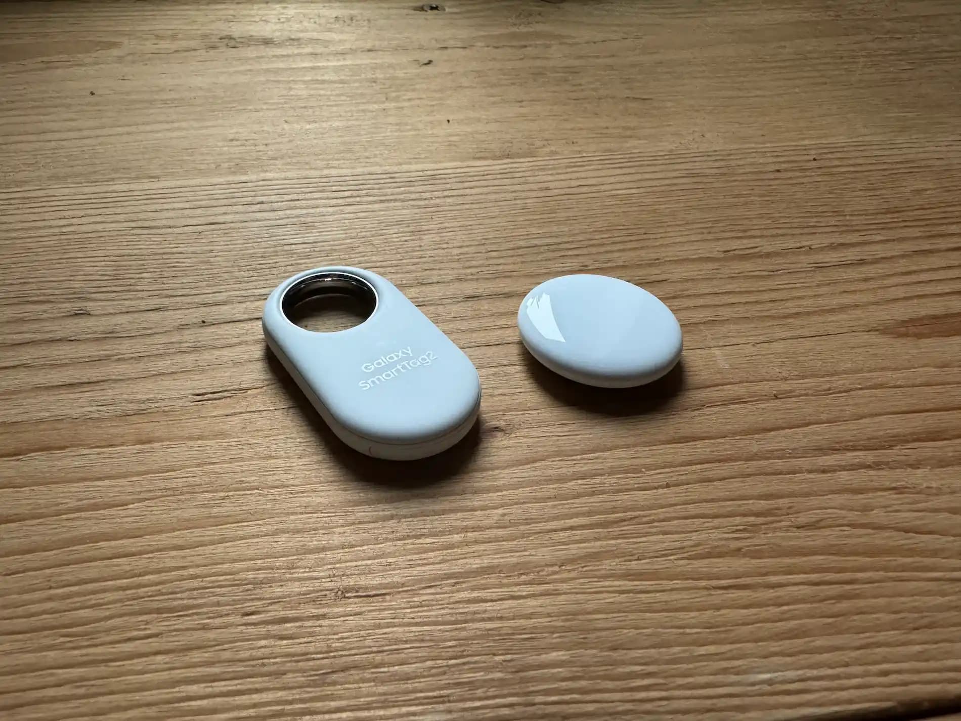 Samsung Smart Tag 2 ve Apple AirTag Karşılaştırması: Akıllı İzleme Çözümlerinin Özellikleri ve Farkları