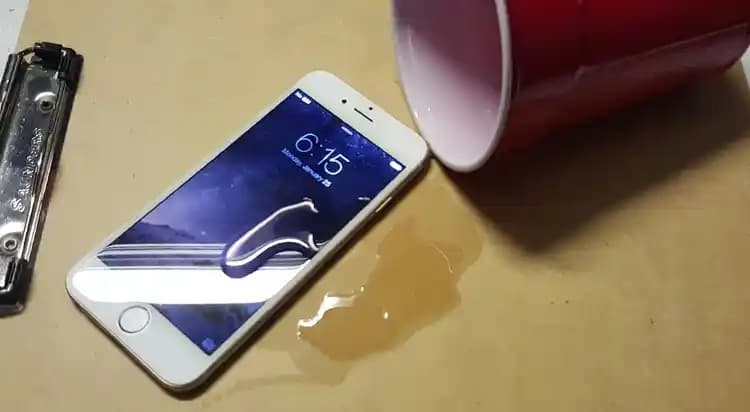 Telefon Ekranını Su Sıçramasına Karşı Koruma Yöntemleri ve Dikkat Edilmesi Gerekenler