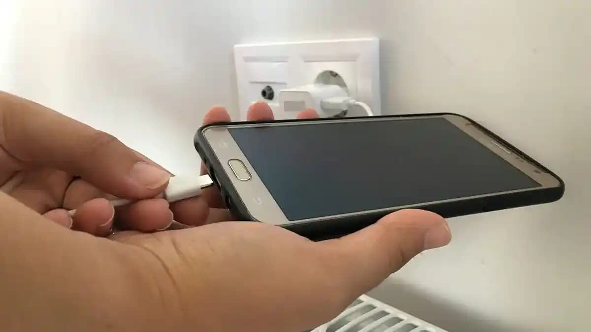 Telefon Şarj Problemlerinin Nedenleri ve Çözüm Yolları Hakkında Kapsamlı Rehber