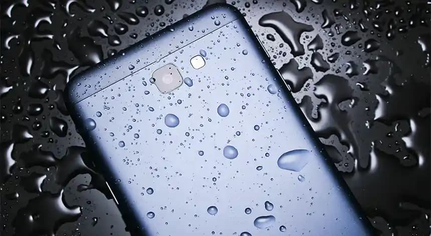 Telefonlarda Su Kaçması: Nedenleri, Belirtileri ve Korunma Yöntemleri