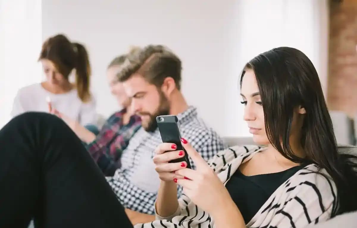 Yetişkinlerde Telefon Bağımlılığı: Belirtiler, Nedenler ve Çözüm Yolları