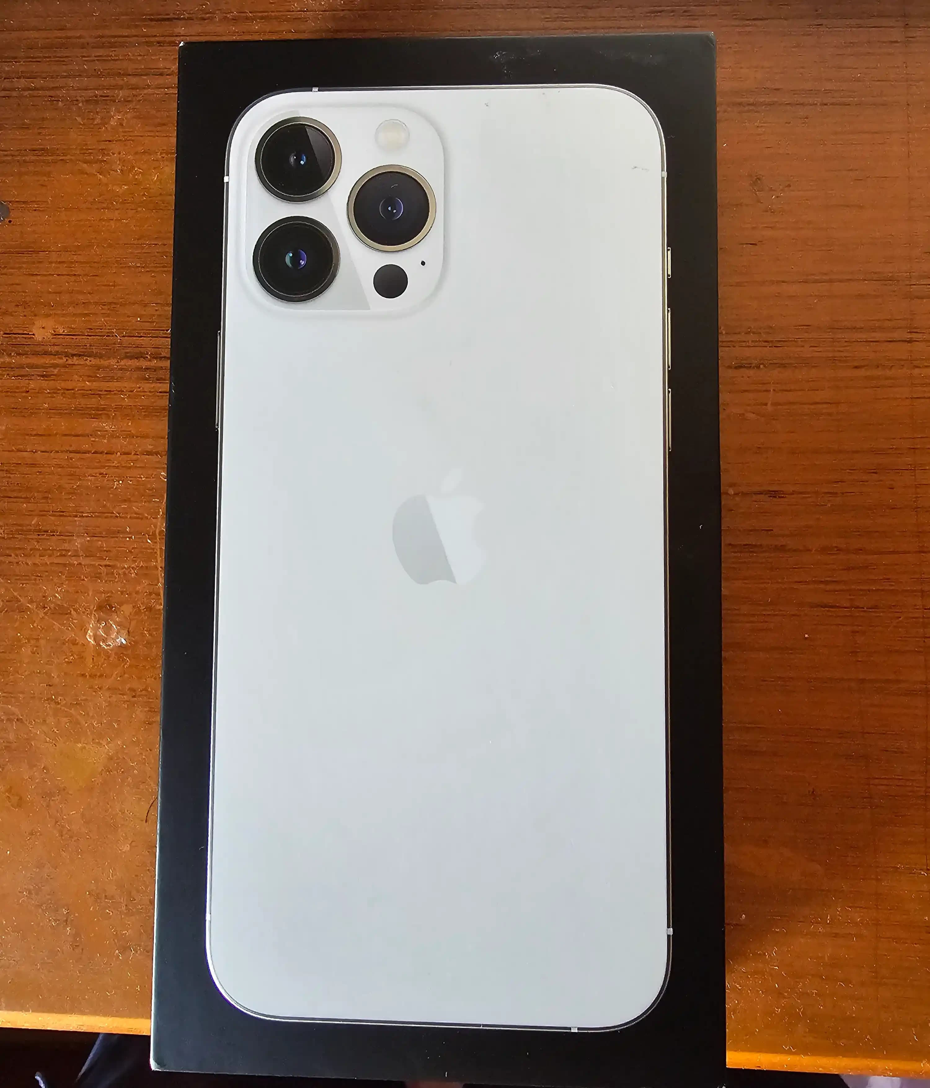 iPhone 13 Kutusu ve Elektronik Aksesuarlarının Tasarımı ve Güncel Trendleri