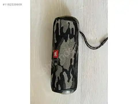 JBL Ses Bombası Kamuflaj: Güç ve Gizemli Tasarım ile Yüksek Performans